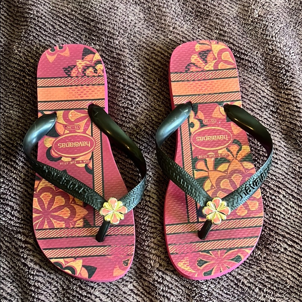 Havaianas Vibrant Floral Sandals size 6 great used condition